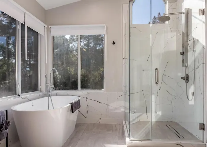 Brand New 6 Bdrm, 3 Bath Heated Pool Sleeps 16