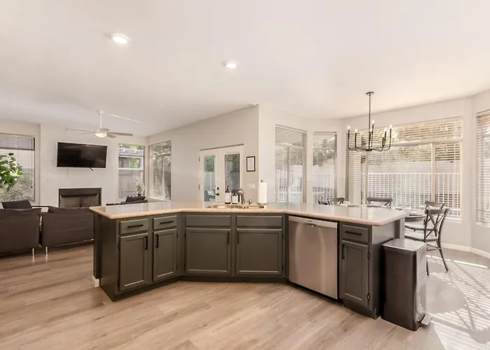Brand New 6 Bdrm, 3 Bath Heated Pool Sleeps 16 * Chandler