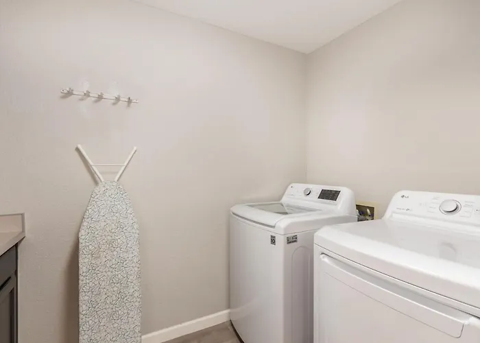 Brand New 6 Bdrm, 3 Bath Heated Pool Sleeps 16 Ferienhaus